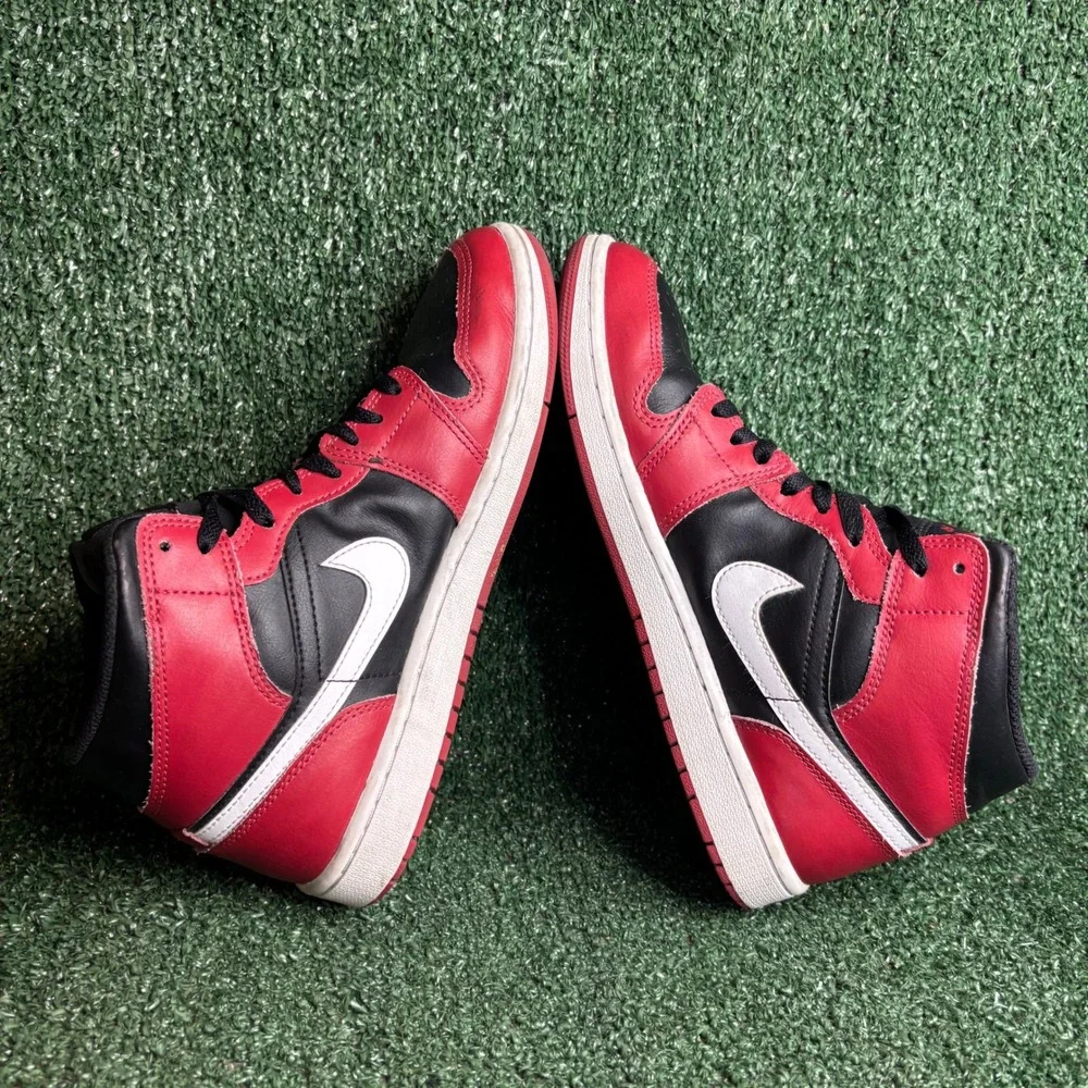 Jordan 1 Mid Bred Toe DQ8426-061 Leather Athletic Sneaker Gym Red Black Mens 8.5